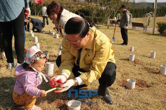NSP통신-이수용 동남권원자력의학원장이 아이와 함께 묘목을 심고 있다. (동남권원자력의학원 제공)