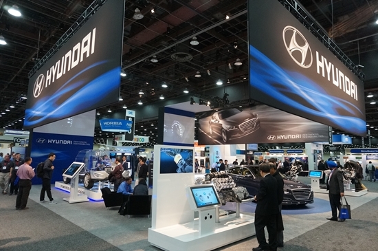 NSP통신-현대차 부스 내의 다양한 전시물들을 관람객들이 둘러보고 있는 모습 1