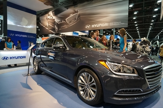 NSP통신-현대차 부스 내의 다양한 전시물들을 관람객들이 둘러보고 있는 모습 3