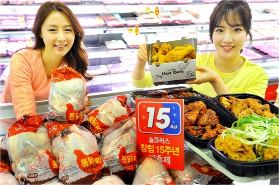 NSP통신-11일 홈플러스 영등포점에서 모델들이 생닭과 치킨 상품을 선보이고 있다. (홈플러스 제공)