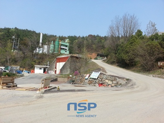 NSP통신-입구 좌측에 세륜기는 차량이 통과하기 힘든 곳에 설치돼 무용지물인 상황이다/NSP통신=최창윤 기자