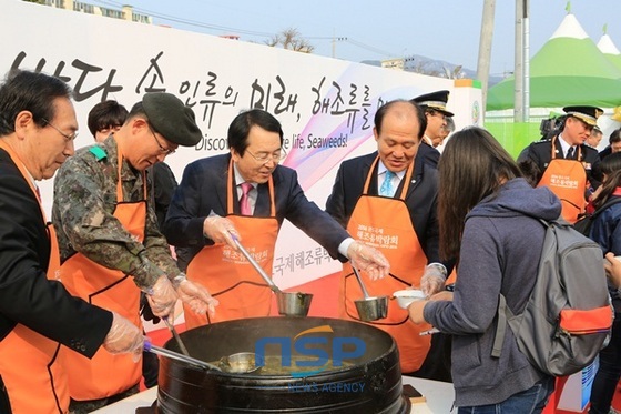 NSP통신-관람객들에게 미역국을 나눠주고 있다 (완도군)