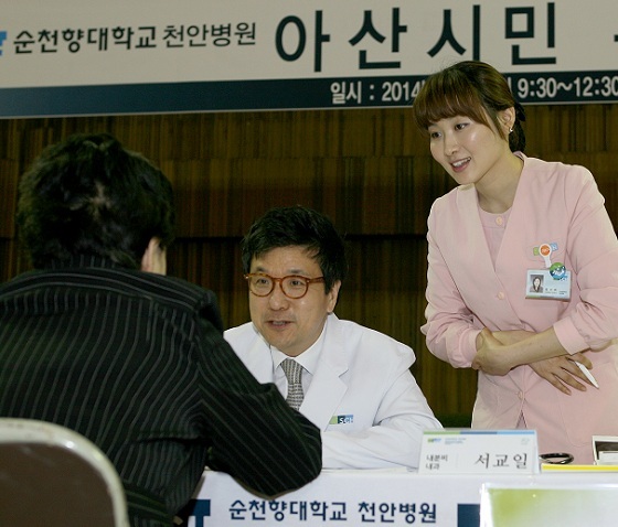 NSP통신-서교일 순천향대 총장이 직접 진료에 참여하고 있는 모습. (순천향대학교 천안병원)