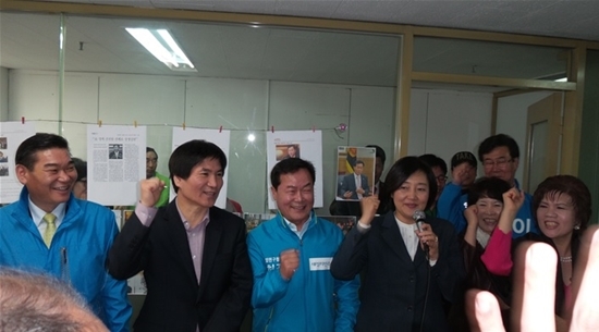 NSP통신-박영선 새정치민주연합 국회의원(오른쪽 두번째) 허광태 양천구청장 예비후보 선거사무소 개소식에서 발언하고 있다.