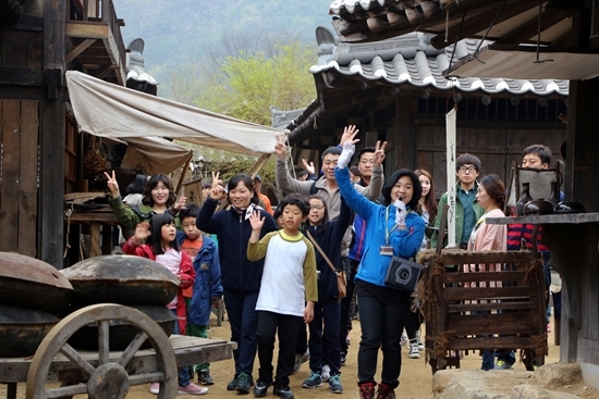 NSP통신-쌍용차의 가족과 함께 떠나는 역사문화기행 행사에 참석한 가족들이 문화관광해설사와 함께 문경새재 도립공원을 둘러보고 있다.