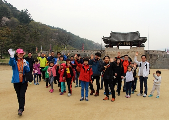 NSP통신-쌍용차의 가족과 함께 떠나는 역사문화기행 행사에 참석한 조합원이 자녀와 함께 옛길 박물관을 관람하고 있다.