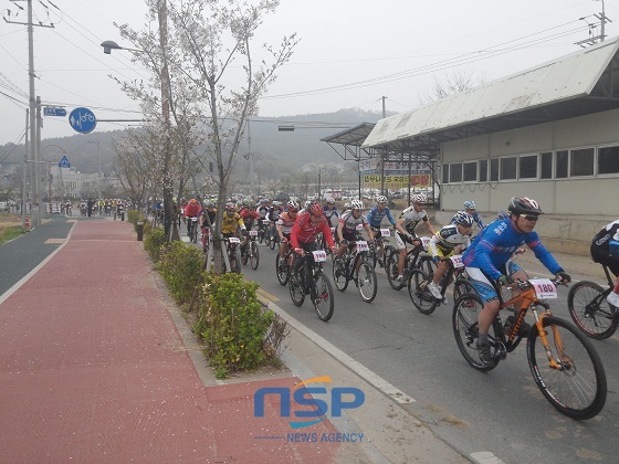 NSP통신-아산 신정호에서 산악자전거 동호인들이 힘차게 패달을 밟고 있는 모습 (아산시)