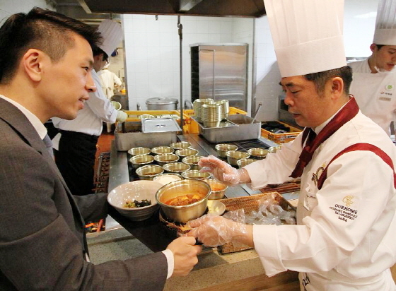NSP통신-아워홈 박항래 조리컨설턴트(오른쪽)가 15일 강남 메리츠타워점에서 대구 매우갈비찜을 선보이고 있다. (아워홈 제공)