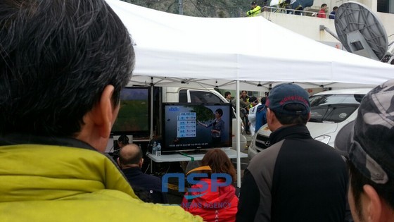 [NSP PHOTO][진도 여객선 침몰] TV로 구조·수색 상황 지켜보는 실종자 가족들