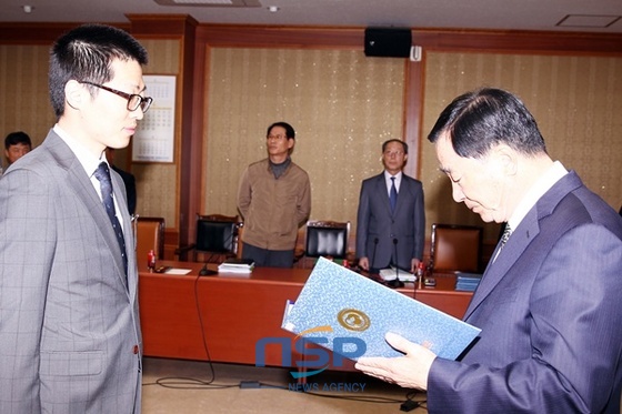 NSP통신-안병호 함평군수가 신규 배치된 공중보건의 10명에게 임용장을 수여하는 모습 (함평군)