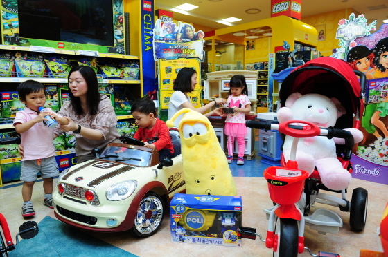 NSP통신-24일 이마트 청계천점 지하 1층 완구매장에서 어린이들이 다양한 종류의 장난감을 체험해보며 즐거운 시간을 보내고 있다. (이마트 제공)