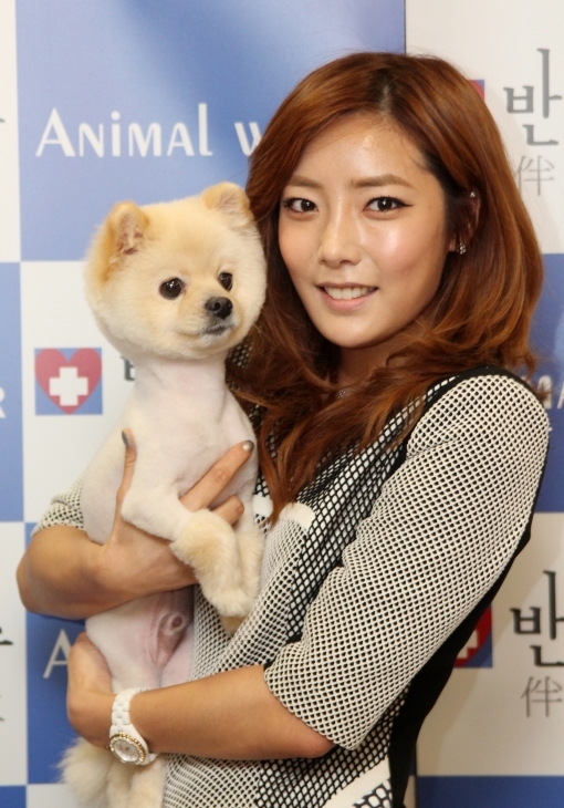 NSP통신-가수 메이린 모델견과 함께