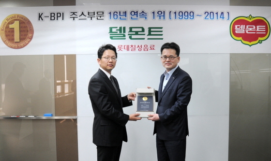 NSP통신-(왼쪽부터)박윤기 롯데칠성음료 마케팅부문장, 한상록 한국능률협회컨설팅 진단평가 본부장