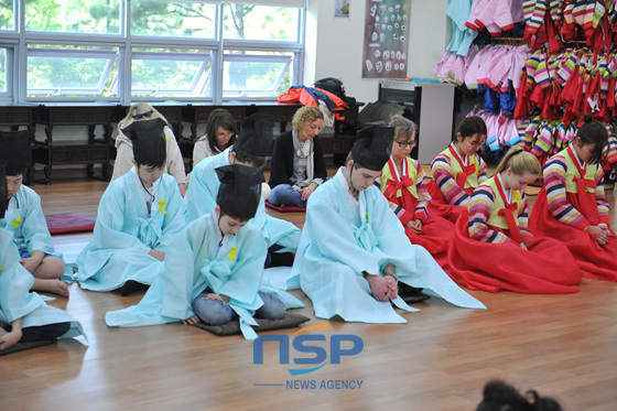 NSP통신-2일 오전 충렬사에서 부산러시안스쿨 학생들과 학부모들이 한국전통문화체험행사를 진행하기에 앞서 세월호 참사 희생자들에 대한 묵념을 하고 있다.