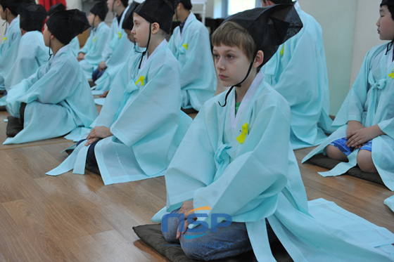 NSP통신-부산러시안스쿨 학생들이 한국전통예법 중 공수 자세를 하고 있다.
