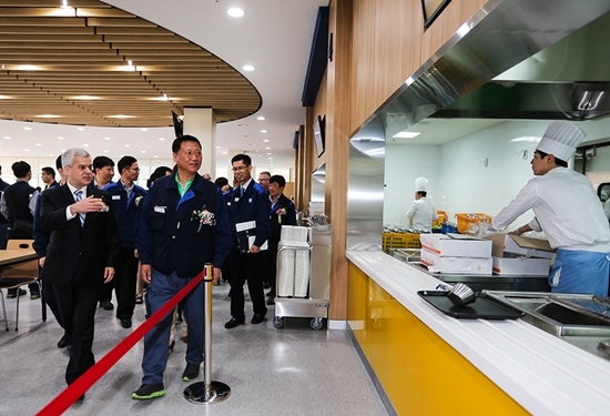 NSP통신-한국지엠 인천 부평공장 3식당 호샤 사장(왼쪽) 정종환 지부장(오른쪽)