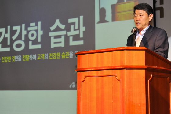 NSP통신-10일 창립 45주년 맞아 김혁수 한국야쿠르트 대표가 서울 본사에서 새로운 기업가치인 건강한 습관을 선포하고 있다. (한국야쿠르트 제공)