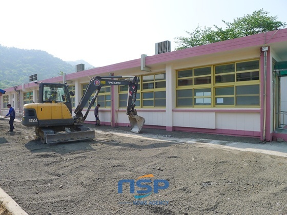 NSP통신-건물 도색 및 우천로 주변 석분 깔기, 화단 봄꽃 심어 학교 새단장 (전라남도교육청)