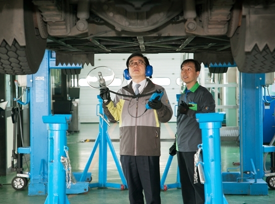 NSP통신-정일영 이사장(사진 왼쪽)이 관계 임원들과 함께 공단 성산자동차검사소 CNG 내압용기 검사장을 방문하여, 내압용기 검사 진행 전 과정을 현장에서 직접 점검하고 있다.