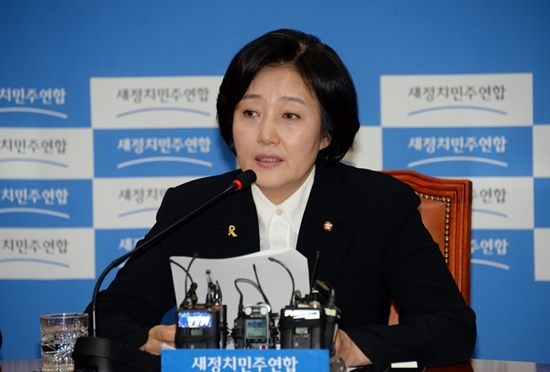 NSP통신-박영선 새정치연합 원내대표는 6·4지방선거 정책공약집 기자간담회 인사말을 하고 있다.