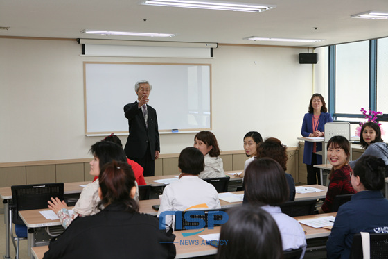 NSP통신-이창상 고려대 교수(법학박사)가 부산시 동구여성인력개발센터 여성 법률사무원 전문화 과정 수업에서 강의를 하고 있다.
