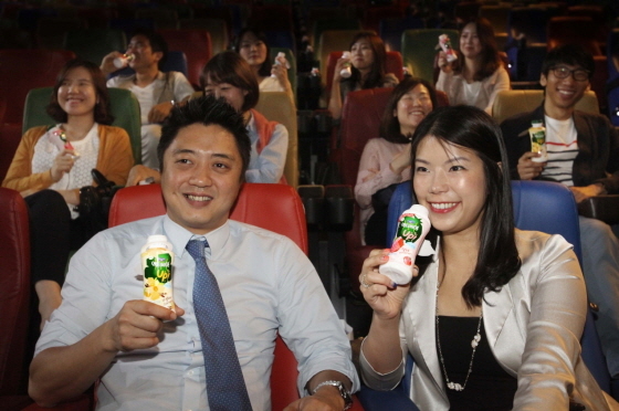 NSP통신-액티비아UP 극장 샘플링 현장 모습 (풀무원다논 제공)