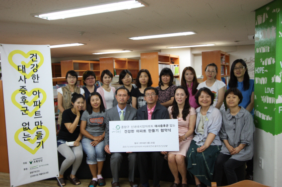 NSP통신-(왼쪽부터)이동환 풀무원건강생활 상무, 백재호 신내 데시앙 아파트 관리소장, 조문희 신내 데시앙 아파트 도서관관장, 장이정수 여성환경연대 공동대표가 20일 건강아파트 협약식을 진행했다. (풀무원건강생활 제공)