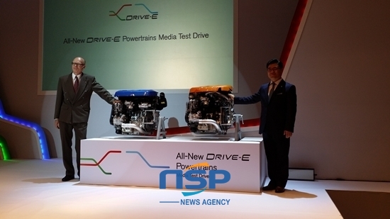 NSP통신-요르겐 브린네(왼쪽) 드라이브-이 파워트레인 프로젝트 매니져가 이만식(오른쪽) 볼보자동차코리아 세일즈&마케팅 상무와 드라이브-이 파워트레인 엔진을 공개한 후 기념사진을 찍고 있다.