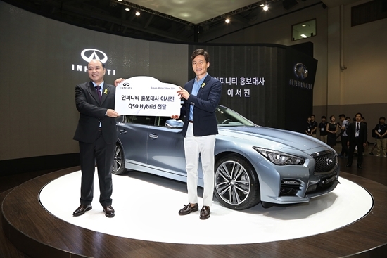 NSP통신-타케히코 키쿠치 인피니티 대표이사와 인피니티 홍보대사 이서진