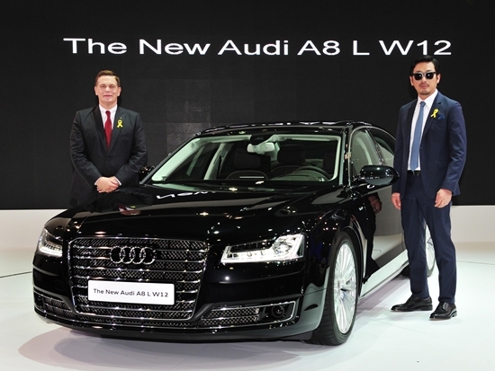 NSP통신-아우디 코리아가 부산국제모터쇼에서 국내 첫 공개한 뉴 아우디 A8 L W12와 아우디코리아 요하네스 타머 대표(좌), 홍보대사 하정우(우)가 포즈를 취하고 있다