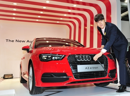 NSP통신-아우디 코리아 홍보대사 최시원이 아우디의 첫 플러그인 하이브리드 모델인 A3 스포트백 e-트론의 충전 시연을 하고 있다