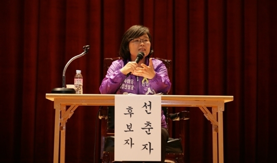 NSP통신-선춘자 통합진보당 천안시장 후보자가 주민자치에 관한 정견을 발표하고 있다.