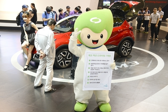 NSP통신-부산국제모터쇼 르노삼성차 전시관에서 이벤트를 진행하고 있다.