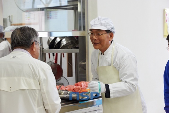 [NSP PHOTO]장만채 전남교육감 후보, 순천 금당 동부복지관서 배식 봉사 눈길