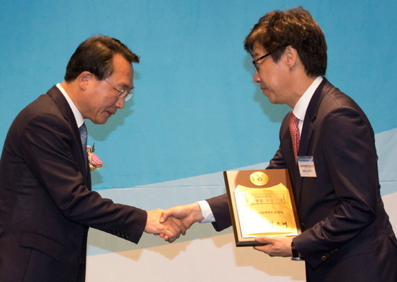 NSP통신-방하남 고용노동부 장관(왼쪽)이 이기호 대표(오른쪽)에게 고용창출 우수기업 인증패를 수여하고 있다. (ABC마트 코리아 제공)