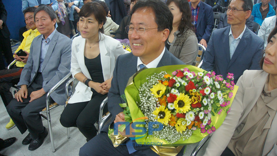 NSP통신-4일 오후 김석준 부산시교육감후보가 선거사무소에서 득표수가 앞서 지지자와 함께 축하를 하고있다.