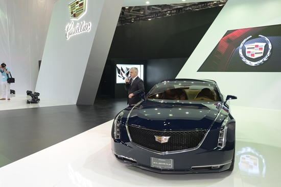 NSP통신-세르지오 호샤 한국지엠 사장이 2014 부산국제모터쇼에서 올-뉴 캐딜락 CTS를 소개하고 있다