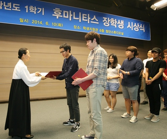 NSP통신-이성전 교학부총장이 학생들에게 일일이 장학증서를 전달하며 따뜻한 격려도 잊지 않았다 (원광대학교)