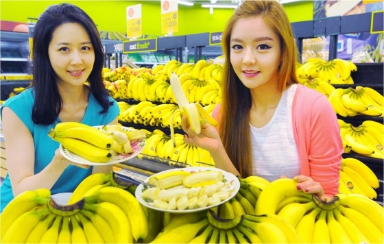 NSP통신-12일 홈플러스 남현점에서 모델들이 바나나를 선보이고 있다. (홈플러스 제공)