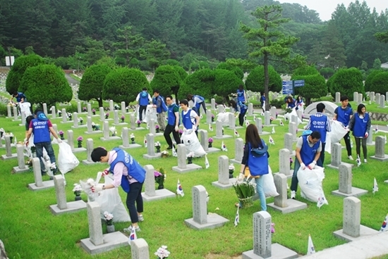 NSP통신-한진 직원들로 구성된 자원봉사자들이 국립현충원 묘역 주변 청소 및 잡초 제거와 함께 묘비 태극기 교체 등 다양한 봉사활동에 참여하고 있다.