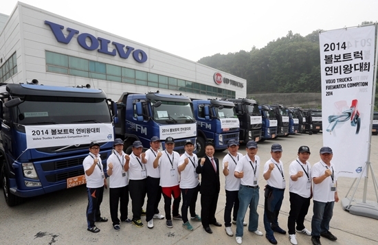 NSP통신-제8회 연비왕 대회 결선 진출자들이 볼보트럭센터 동탄에서 연비측정 출발 전 김영재(왼쪽에서7번째) 볼보트럭코리아 사장과 기념촬영을 하고 있다.