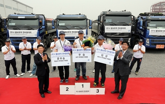 NSP통신-볼보트럭코리아 제8회 연비왕 대회에서 김영재 사장과 수상자들이 기념촬영을 하고 있다.