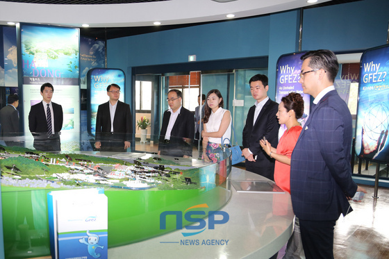 NSP통신- (IK 유치전담 직원들이 20일 광양경제청 홍보실에서 광양만권 산단 개발현황 등을 청취하고 있다.)