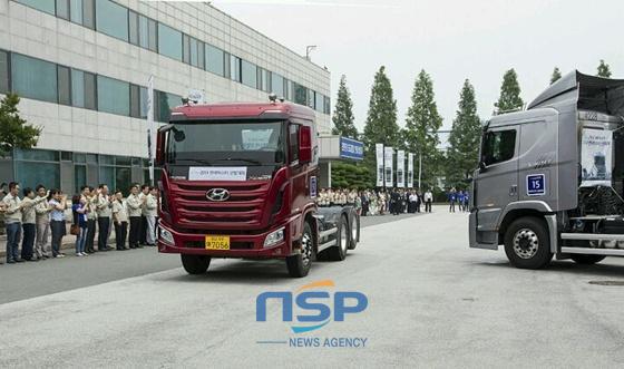 NSP통신-트라고 엑시언트 대형 트랙터 15대 170km 주행, 최고 연비 차량 선발 (현대자동차 전주공장)