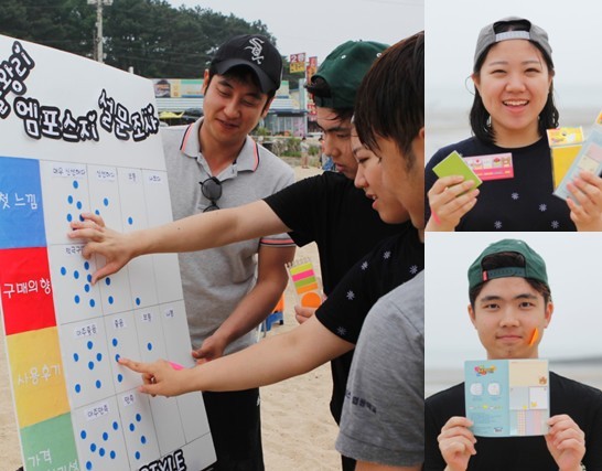 NSP통신-선문대 언론광고학부 윤다은, 박진용 학생이 설문조사 항목에 스티커를 붙이고 있다