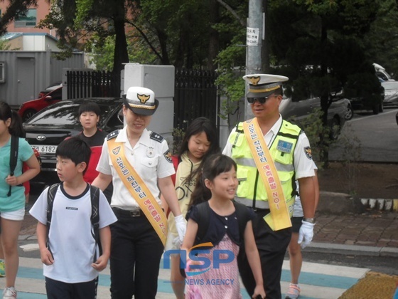 [NSP PHOTO]전주덕진경찰, 어린이 안전 등하굣길 캠페인 실시