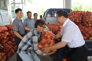 [NSP PHOTO]완주군 공무원, 똘똘뭉쳐 양파 사주기운동 전개 外···무주·진안