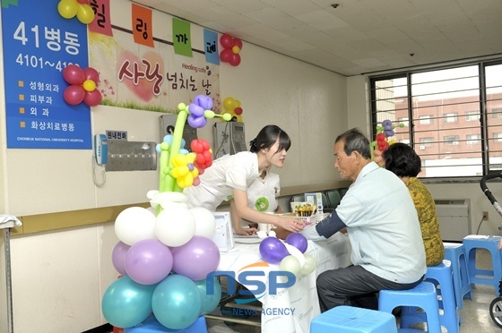 NSP통신-나의 부모님을 생각하 듯 세심하게 건강을 체크하는 41병동 간호사 (전북대학교병원)