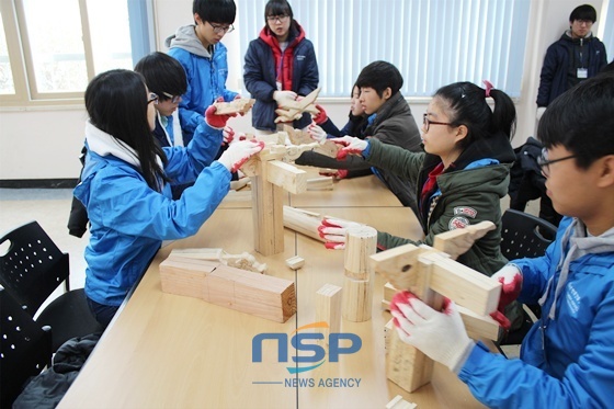 NSP통신-청소년 한옥체험캠프에서 모형 한옥을 조립해 보고 있다 (전북대학교)