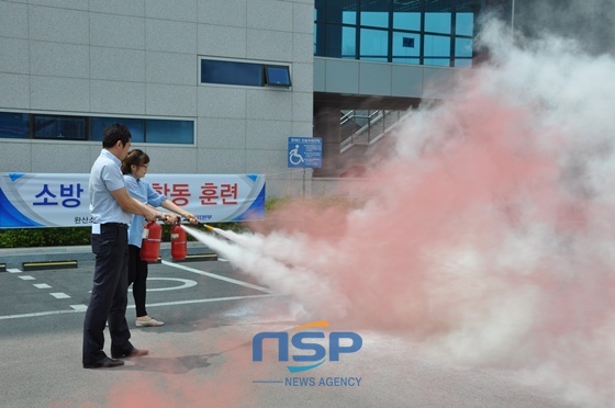 NSP통신-농어촌공사 전북본부 직원들은 소화기를 직접 사용하며 실제 상황에 대비하고 있다 (한국농어촌공사 전북본부)